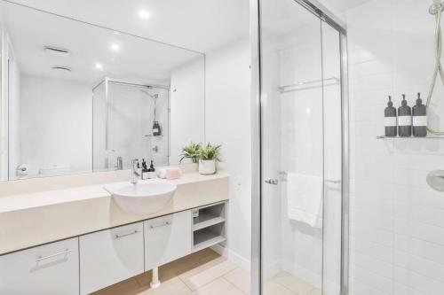 棕榈湾Hotel Drift 3205的白色的浴室设有水槽和淋浴。