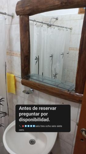 马拉圭Mahuida departamentos的浴室的标志,带水槽和镜子
