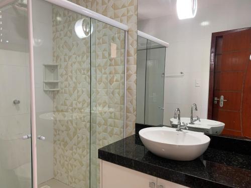 圣若泽-迪里巴马尔Casa de Praia Panaquatira - São J. Ribamar的一间带水槽和玻璃淋浴的浴室