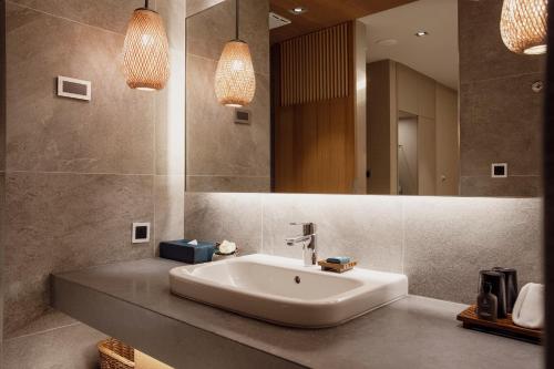 车城长钰温泉饭店 Samiling Resort 的一间带水槽和镜子的浴室