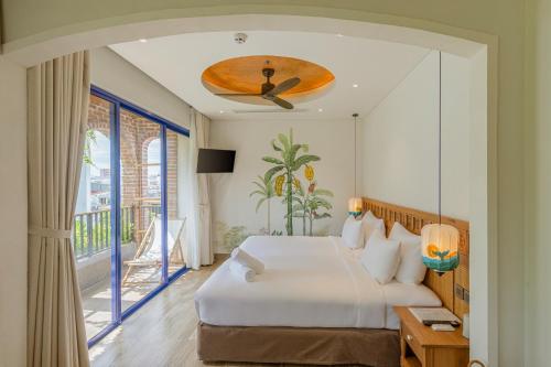 岘港Seahorse Signature Danang Hotel by Haviland的一间带大床的卧室和一个阳台