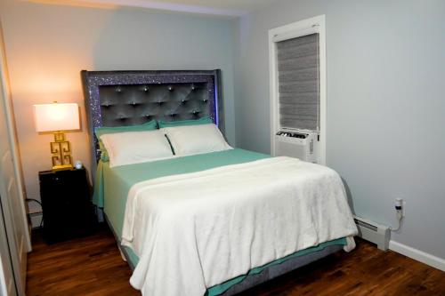 威克斯巴勒Serene Escape Leave Worries Behind的一间卧室配有一张大床和蓝色床头板