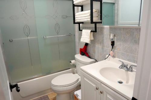 威克斯巴勒Serene Escape Leave Worries Behind的带淋浴、卫生间和盥洗盆的浴室