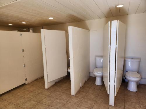 瓦莱Sova的浴室设有2个卫生间和2个摊位