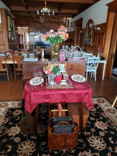 马里恩Beatrice The Villa的一张桌子,上面有粉红色的桌布和鲜花