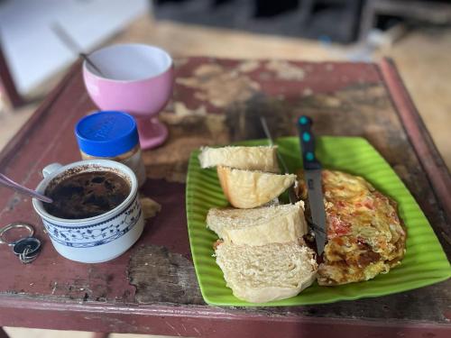 克里穆图Hidayah homestay的一块带三明治和咖啡的食物