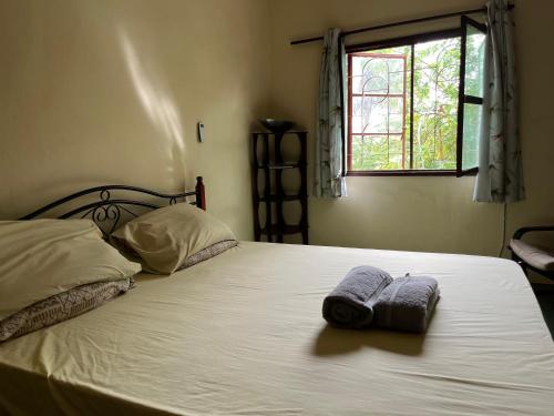 Sere KundaBoli Boli Guesthouse的一间卧室配有一张床,上面有两条毛巾