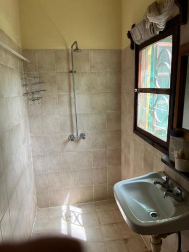 Sere KundaBoli Boli Guesthouse的一间带水槽和淋浴及窗户的浴室