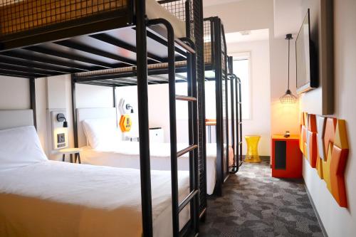 浦安东京湾宜必思尚品酒店的客房设有两张双层床和电视。