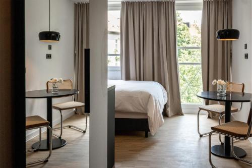 慕尼黑HApato的酒店客房设有床和窗户。
