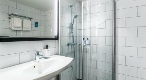 厄勒布鲁斯堪迪克大酒店的白色的浴室设有水槽和淋浴。