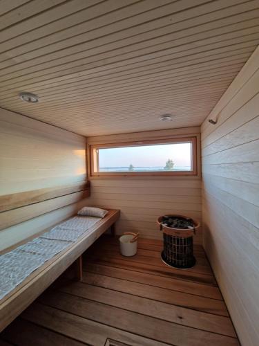 卡拉约基Beach house的小木屋内带窗户的小桑拿浴室