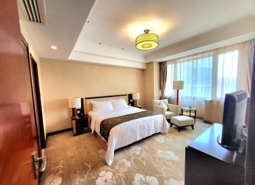 天津天津赛象酒店的酒店客房,配有床和电视
