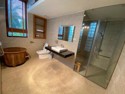 巴位Green Hill Ba Vi Venuestay的带浴缸、卫生间和淋浴的浴室。