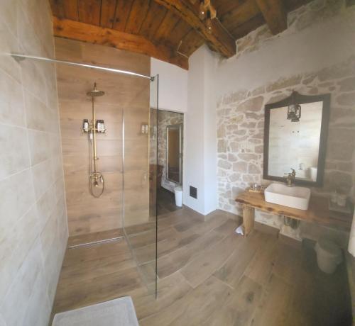 特里班Boutique Vila Marijini Dvori的一间带玻璃淋浴和水槽的浴室