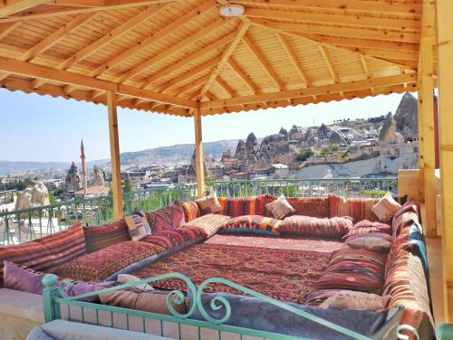 格雷梅格迪克卡夫酒店的一组沙发,坐在木屋顶下