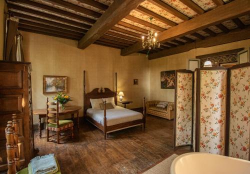 内拉克Maison de Maître avec Grand Parc arboré clos de murs的卧室配有一张床和一张桌子