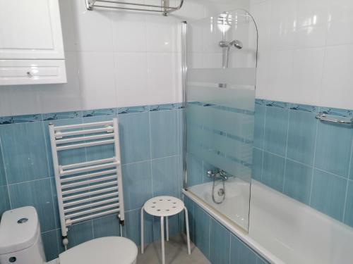 莫格罗Apartamento Pueblo De Mogro的浴室配有卫生间、浴缸和水槽。