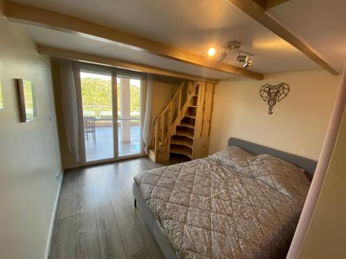Le Pont du TravoBoost Your Immo Corse Solenzara Tozza Alta 819的一间卧室设有一张床和一个滑动玻璃门