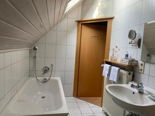 多瑙艾辛根Ferienwohnung an der Brigach的带浴缸和盥洗盆的浴室