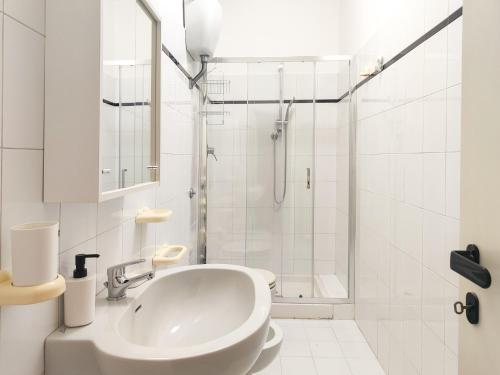 皮内托Homiday - BordoPineta Centro的白色的浴室设有水槽和淋浴。