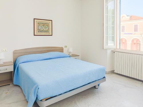 皮内托Homiday - BordoPineta Centro的白色的卧室设有床和窗户