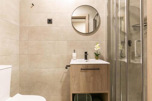赫塔费Micampus Getafe的带淋浴、盥洗盆和镜子的浴室