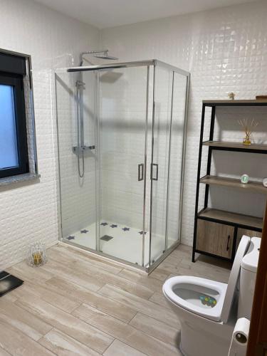维拉·雷阿尔Moradia Activ Mar\Vão的带淋浴和卫生间的浴室