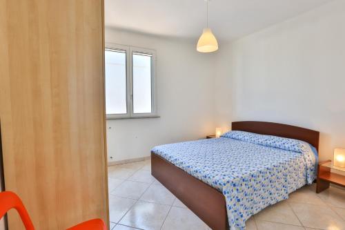 丽都玛里尼Appartamento fronte spiaggia的一间小卧室,配有床和窗户