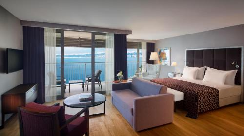 安塔利亚阿克拉酒店的酒店客房设有床和客厅。