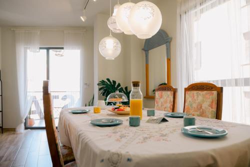 阿尔坎塔里利亚Vicente Home的餐桌和白色桌布
