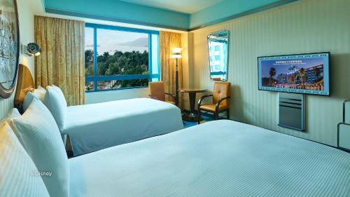 香港迪士尼好莱坞酒店的酒店客房设有两张床和一台平面电视。