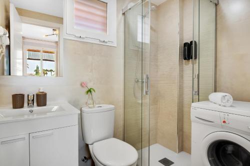 多列毛利诺斯Vistamarina A309 By IVI Real Estate的一间带卫生间和玻璃淋浴间的浴室