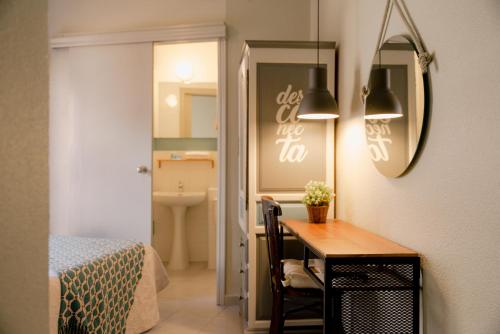 阿尔坎塔里利亚Vicente Home的客房设有桌子、床和镜子