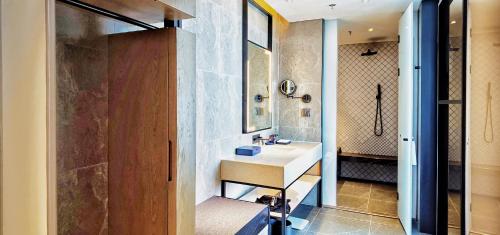 烟台烟台雅乐轩酒店的一间带水槽和淋浴的浴室