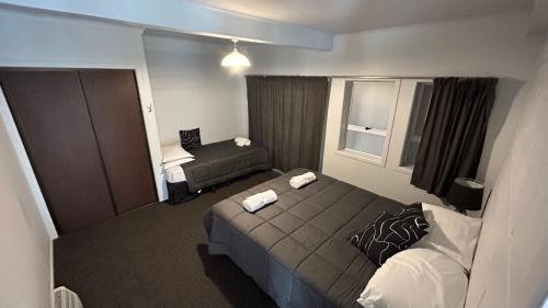 OakuraButlers Reef Accommodation的小型酒店客房设有床和窗户。