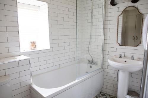 Two DalesSquare & Compass的白色的浴室设有水槽、浴缸和卫生间。