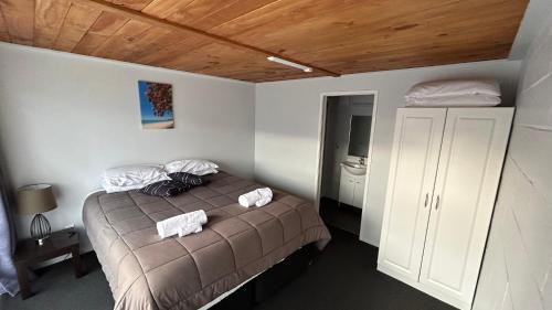 OakuraButlers Reef Accommodation的一间卧室配有一张床,上面有两条毛巾