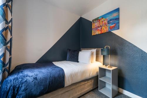 赫尔Shalom 3 bed Sleeps 5 - Ideally Located in Hull的卧室配有一张床,墙上挂有绘画作品
