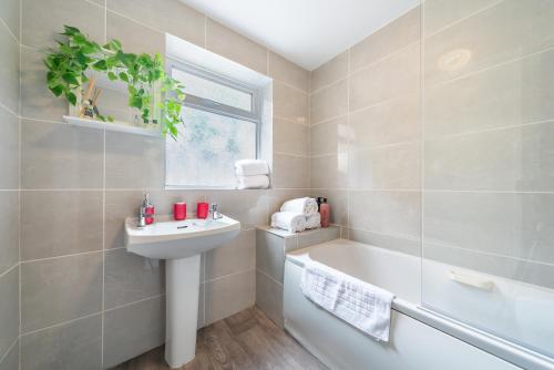 赫尔Shalom 3 bed Sleeps 5 - Ideally Located in Hull的白色的浴室设有水槽和浴缸。