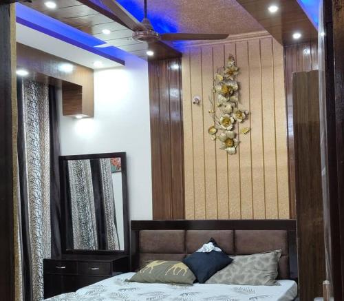 加济阿巴德Luxurious 3 BHK Flat in Ghaziabad的一间卧室配有一张带镜子和天花板的床