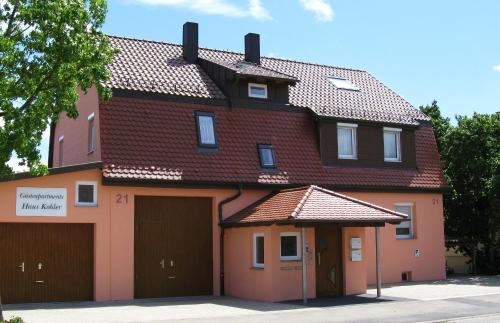 阿巴斯塔特Gästeapartments Haus Kohler的一座大型房子,设有两扇车库门