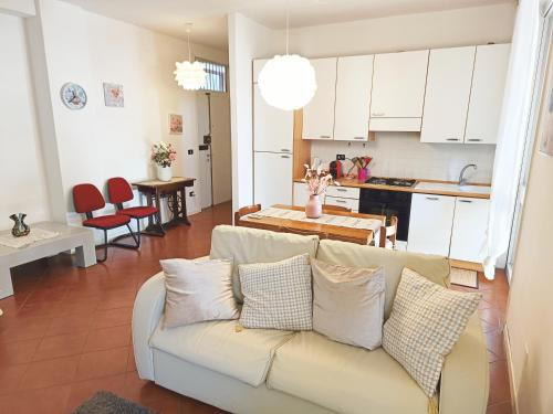 里乔内BlancoHouse Viale Ceccarini的带沙发的客厅和厨房