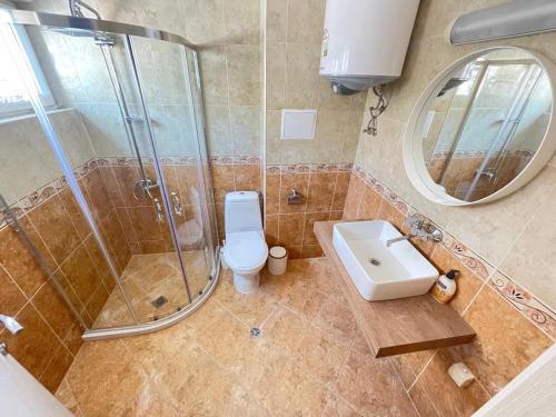 索佐波尔Villa Mare Blu的带淋浴、卫生间和盥洗盆的浴室