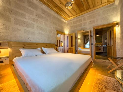 阿瓦诺斯Konak Ballıca - Deluxe Suite的卧室配有一张白色大床