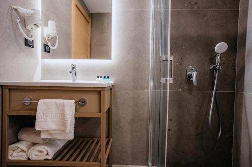 安塔利亚Perast City Hotel的一间带水槽和淋浴的浴室
