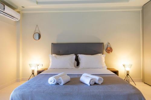 Alykes PotamouCasa Grande Private Luxury Villa的一间卧室配有一张床,上面有两条毛巾