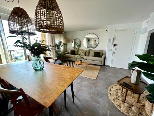圣苏珊娜SeaHomes Vacations - MARINA BOUTIQUE design的客厅配有桌子和沙发