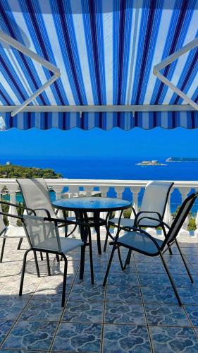 卢什蒂卡Casa di Zanjic的海景露台上的桌椅