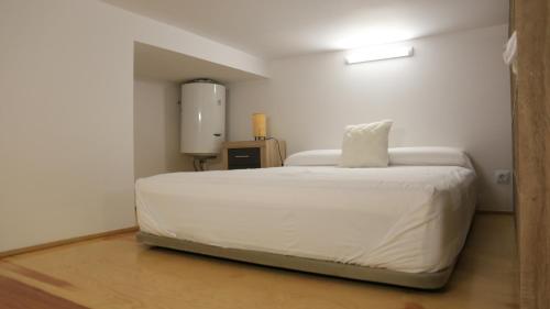 马德里Galileo apartment的卧室配有白色的床和枕头